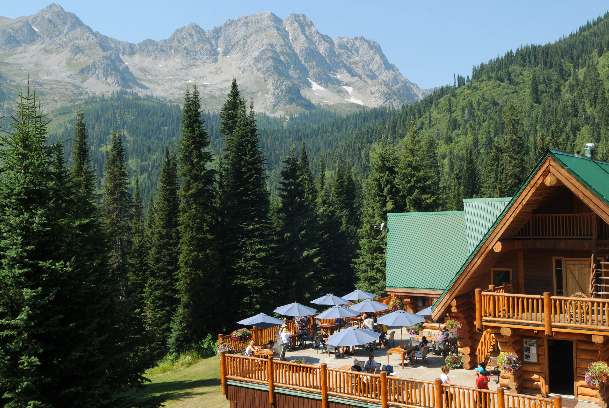 Guests enjoying a sunny afternoon on Bear Lodge’s patio beneath the Lizard Range