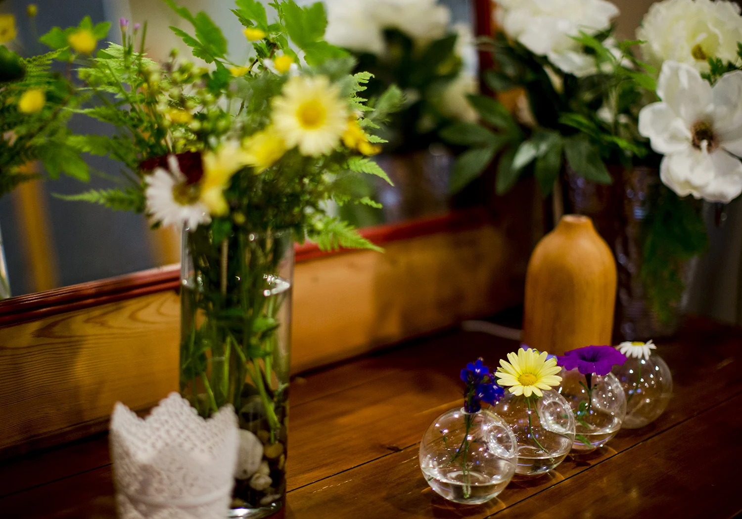 Flowers and treatment oils in the Island Lake spa