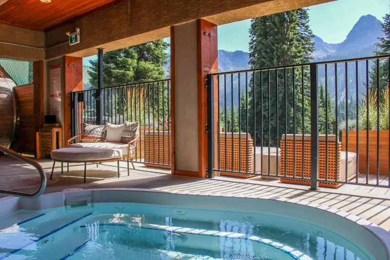 The spa hot pool with a mountain view
